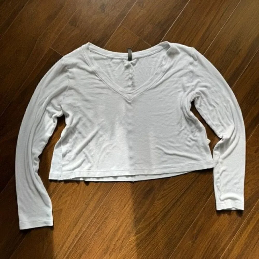 Vimmia M long sleeve crop v neck top